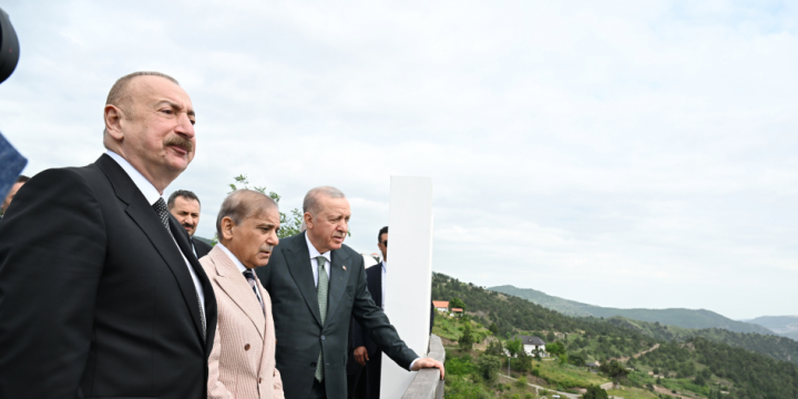 Prezident İlham Əliyev, Türkiyə Prezidenti və Pakistanın Baş naziri Laçın şəhərində seyrəngahda olublar