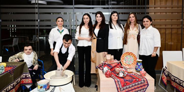 Heydər Əliyev Fondunun vitse-prezidenti Leyla Əliyeva və Bakı Media Mərkəzinin rəhbəri Arzu Əliyeva həssas qruplara aid şəxslərin yaradıcılıq prosesi ilə tanış olublar