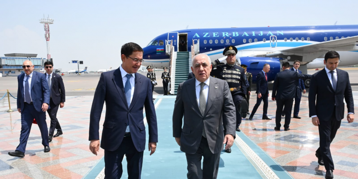 Baş nazir Özbəkistana rəsmi səfərə gedib