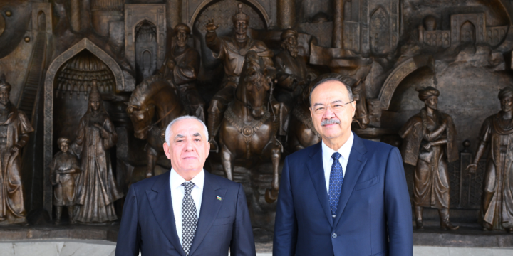 Azerbaijani PM visits Independence Monument in Tashkent