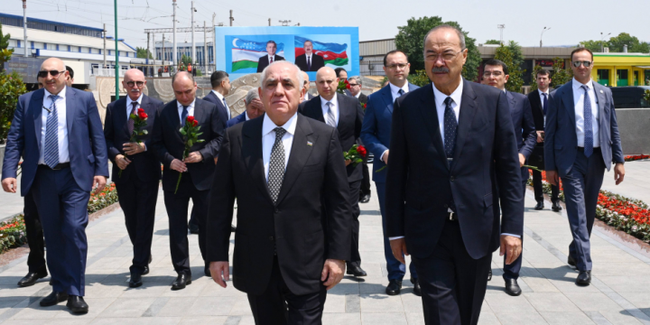 Azerbaijani, Uzbek PMs pay tribute to National Leader Heydar Aliyev in Tashkent