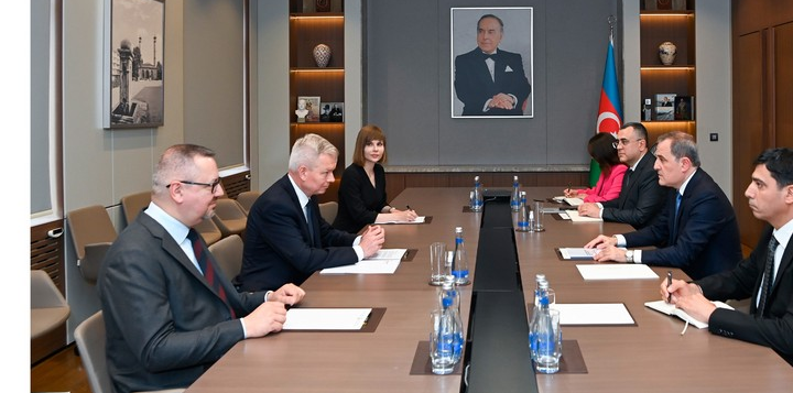Polşa səfiri etimadnaməsinin surətini Ceyhun Bayramova təqdim edib