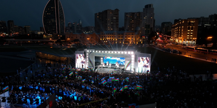 Heydər Əliyev Mərkəzinin parkında Milli Qurtuluş Günü münasibəti ilə konsert olub