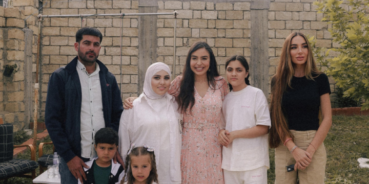 Heydər Əliyev Fondunun vitse-prezidenti Leyla Əliyeva və Bakı Media Mərkəzinin rəhbəri Arzu Əliyeva Xızıda “Gənc arıçı” layihəsinin iştirakçısı ilə görüşüb