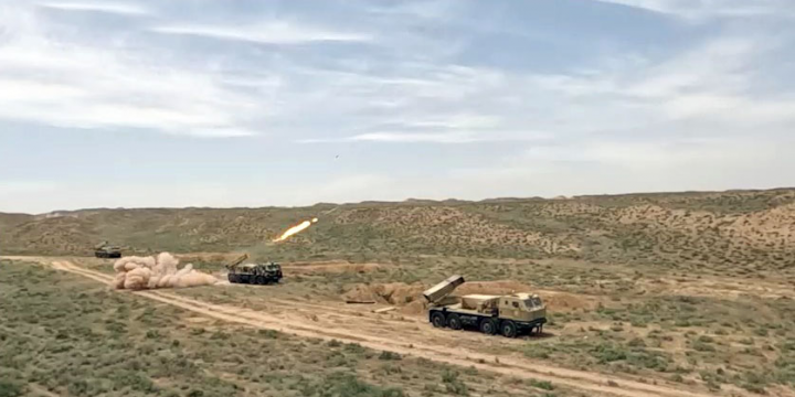 Raket-artilleriya batareyalarının döyüş atışlı taktiki təlimləri keçirilib