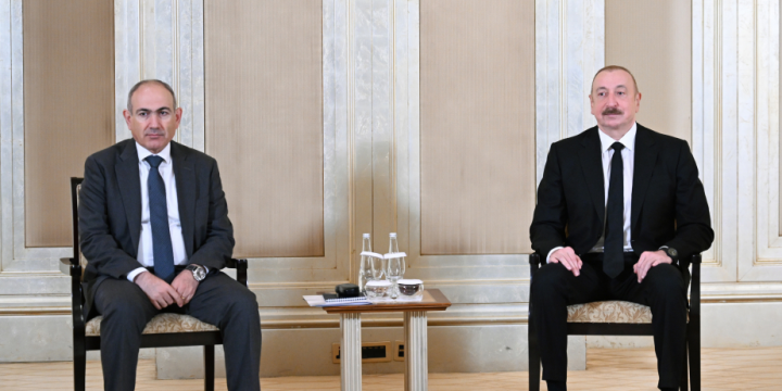 Meeting between President Ilham Aliyev and Armenian Prime Minister Nikol Pashinyan started in Abu Dhabi