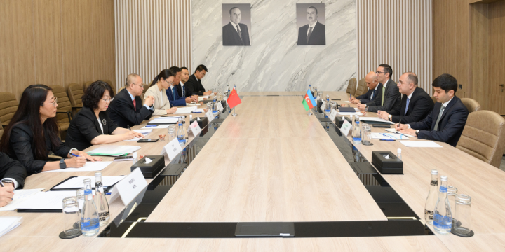 Azerbaijani and Chinese civil aviation delegations hold meeting