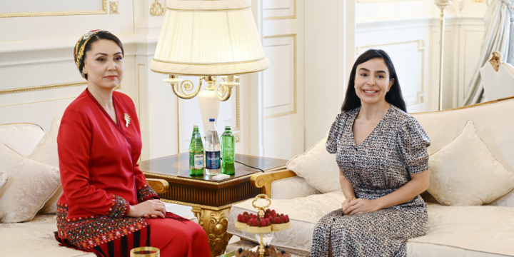Heydər Əliyev Fondunun vitse-prezidenti Leyla Əliyeva Türkmənistan Xalq Məsləhəti sədrinin qızı Oquldjaxan Atabayeva ilə görüşüb