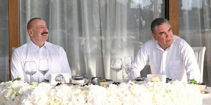 Prezident İlham Əliyev və Qurbanqulu Berdiməhəmmədov birgə nahar ediblər