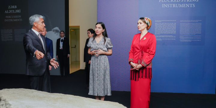 Türkmənistan Xalq Məsləhətinin sədrinin qızı Oquldjaxan Atabayeva Heydər Əliyev Mərkəzində olub