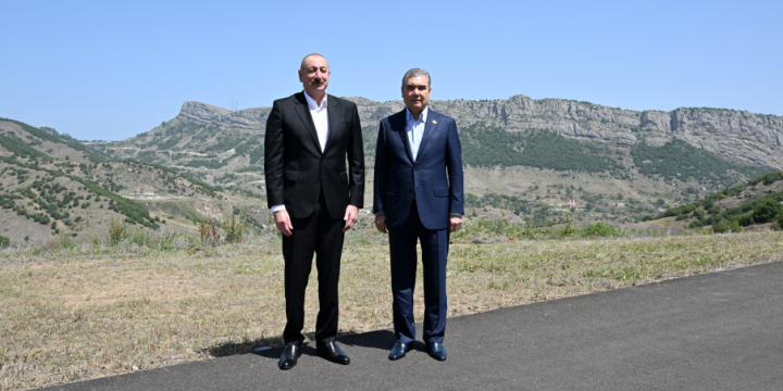 Prezident İlham Əliyev və Qurbanqulu Berdiməhəmmədov Şuşa rayonunun Daşaltı kəndinin fonunda şəkil çəkdiriblər