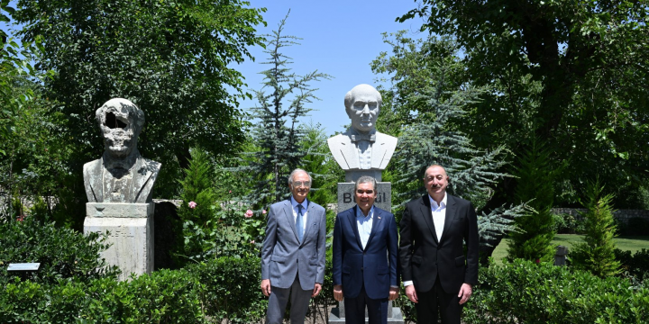 Prezident İlham Əliyev və Türkmənistan Xalq Məsləhətinin sədri Şuşada Bülbülün ev-muzeyində olublar