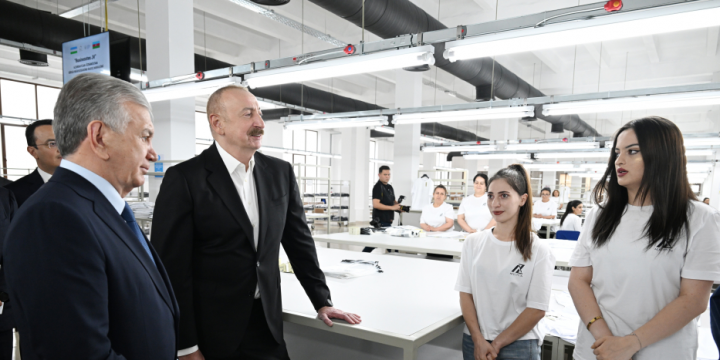 Prezident İlham Əliyev və Prezident Şavkat Mirziyoyev Xankəndidəki “Businesstex JV” tikiş fabrikinin fəaliyyəti ilə tanış olublar