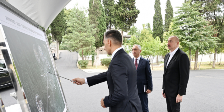 Prezident İlham Əliyev Xankəndi-Şuşa kanat yolunun inşası üçün seçilmiş əraziyə baxıb