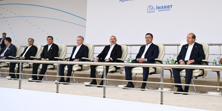 Prezident İlham Əliyev və ECO-nun 17-ci Zirvə görüşünün iştirakçıları Ağdamdakı “İmarət” Kompleksində Qarabağ atlarının “Zəfər” şousunu izləyiblər