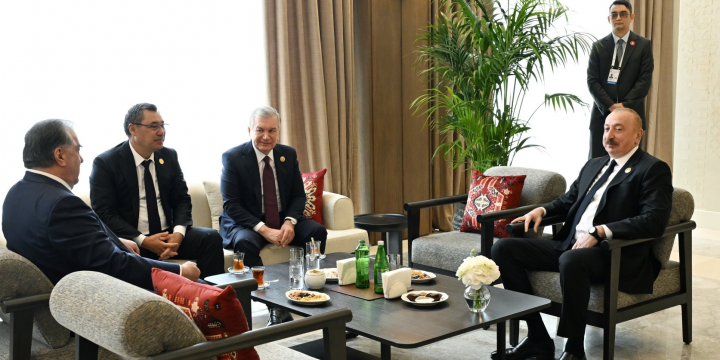 İƏT Zirvə görüşü çərçivəsində Prezident İlham Əliyev və tədbirdə iştirak edən ölkələrin liderləri çay süfrəsinə toplaşıblar