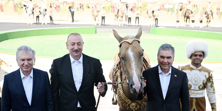 Prezident İlham Əliyevə “Axaltəkə” atı hədiyyə edilib