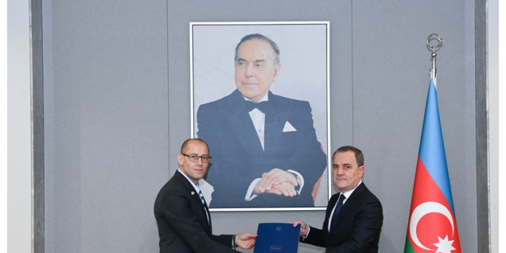 İsrailin yeni səfiri etimadnaməsinin surətini Ceyhun Bayramova təqdim edib