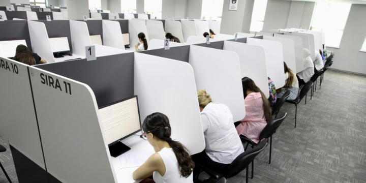 Jurnalistika ixtisasına qəbul olmaq istəyən abituriyentlər qabiliyyət imtahanı veriblər