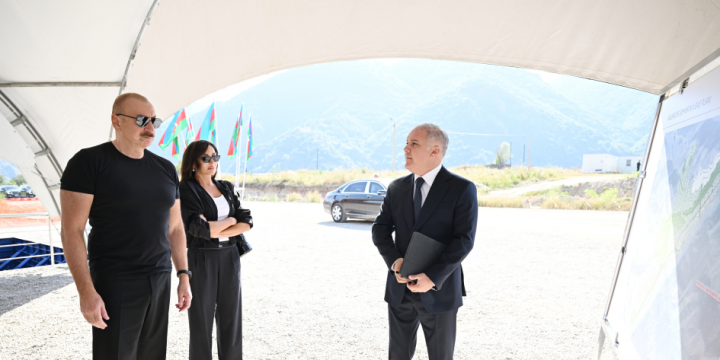 Prezident İlham Əliyev və Birinci xanım Mehriban Əliyeva Kəlbəcər şəhərində 4-cü yaşayış kompleksinin təməlqoyma mərasimində iştirak ediblər