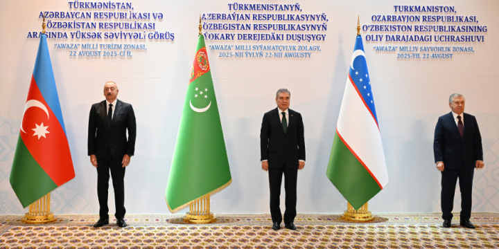 Türkmənbaşı şəhərində Prezident İlham Əliyev, Qurbanqulu Berdiməhəmmədov və Şavkat Mirziyoyev arasında yüksəksəviyyəli görüş başlayıb