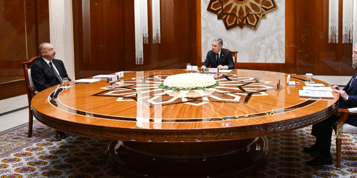 Prezident İlham Əliyev, Qurbanqulu Berdiməhəmmədov və Şavkat Mirziyoyevin iştirakı ilə sənədlərin imzalanması mərasimi olub