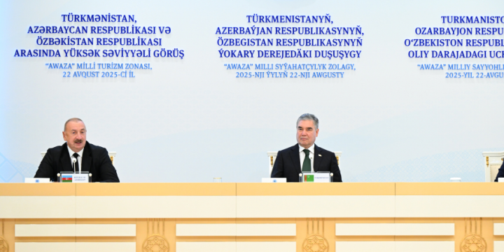 Türkmənbaşı şəhərində Prezident İlham Əliyev, Qurbanqulu Berdiməhəmmədov və Şavkat Mirziyoyev yüksəksəviyyəli görüşün yekunlarına dair mətbuata birgə bəyanatla çıxış ediblər