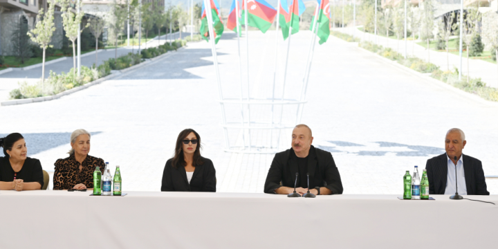 Prezident İlham Əliyev və Birinci xanım Mehriban Əliyeva Kəlbəcər şəhərinin sakinləri ilə görüşüblər