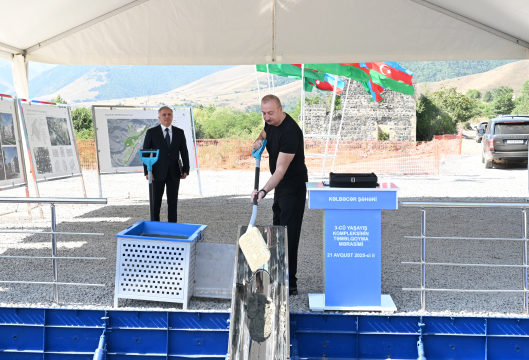 Prezident İlham Əliyev Kəlbəcər şəhərində 3-cü yaşayış kompleksinin təməlini qoyub