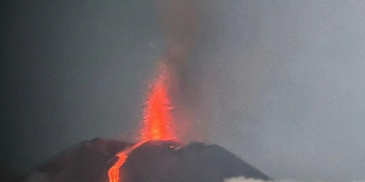 Ash plume from Kamchatka volcano reaches 11 km