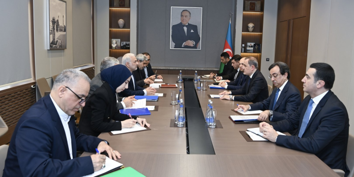 Azərbaycan və İran arasında regiondan keçən nəqliyyat dəhlizlərinin inkişafı müzakirə olunub