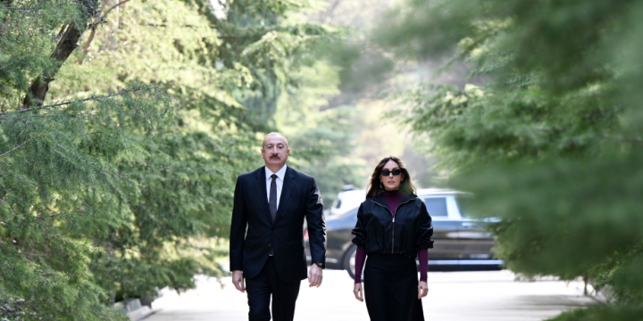 President Ilham Aliyev and First Lady Mehriban Aliyeva visited tomb of National Leader Heydar Aliyev 