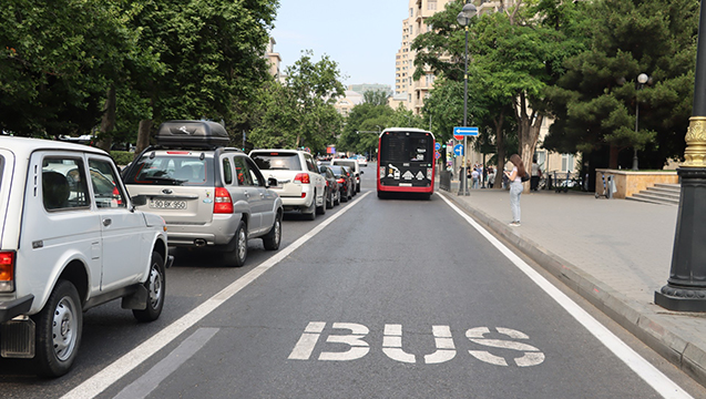 Moskva prospektində yeni avtobus zolağı yaradılıb