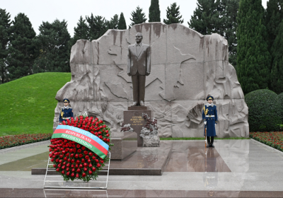 Prezident İlham Əliyev və Birinci xanım Mehriban Əliyeva Ümummilli Lider Heydər Əliyevin məzarını ziyarət ediblər