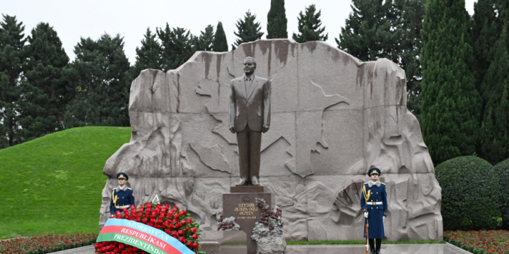 Prezident İlham Əliyev və Birinci xanım Mehriban Əliyeva Ümummilli Lider Heydər Əliyevin məzarını ziyarət ediblər