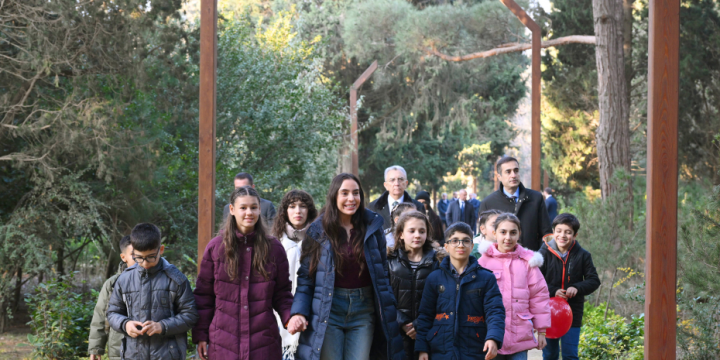 Heydər Əliyev Fondunun vitse-prezidenti Leyla Əliyeva Mərkəzi Nəbatat bağında uşaqlar üçün təşkil olunan tədbirdə iştirak edib