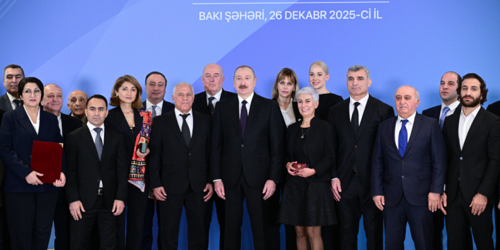 Prezident İlham Əliyev bir qrup idmançıya və idman mütəxəssisinə yeni mənzillərinin orderlərini təqdim edib