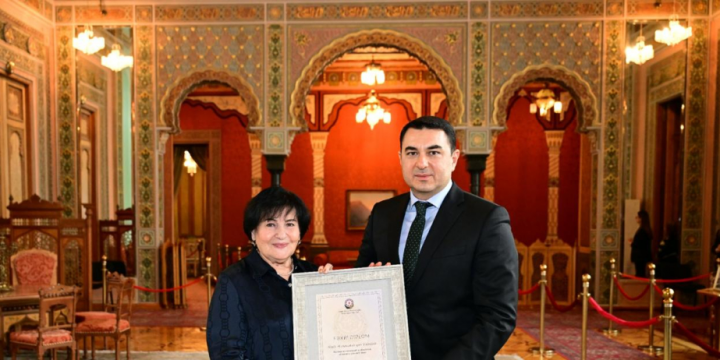 Mədəniyyət naziri akademik Nailə Vəlixanlını yubileyi münasibətilə ziyarət edib