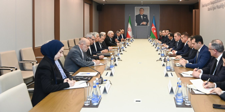 Ceyhun Bayramov iranlı həmkarı ilə Şərqi Zəngəzur və Naxçıvan MR arasında nəqliyyat layihələrini müzakirə edib