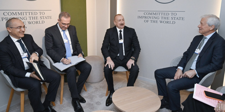 Prezident İlham Əliyev Davosda “J.P. Morgan” şirkətinin sədri və baş icraçı direktoru ilə görüşüb