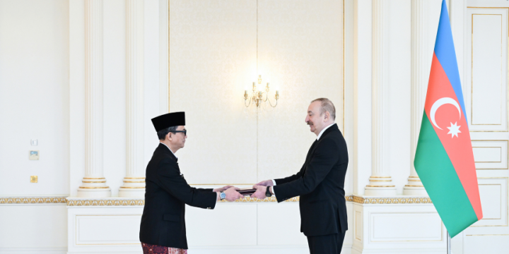 Prezident İlham Əliyev İndoneziyanın Azərbaycanda yeni təyin olunmuş səfirinin etimadnaməsini qəbul edib