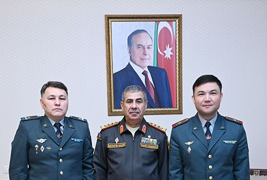 Zakir Həsənov Qazaxıstanın ölkəmizdəki yeni hərbi attaşesini qəbul edib