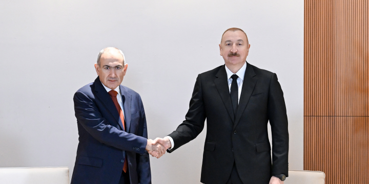 Azərbaycan Prezidenti İlham Əliyevin Əbu-Dabidə Ermənistanın Baş naziri ilə geniş tərkibdə görüşü keçirilir