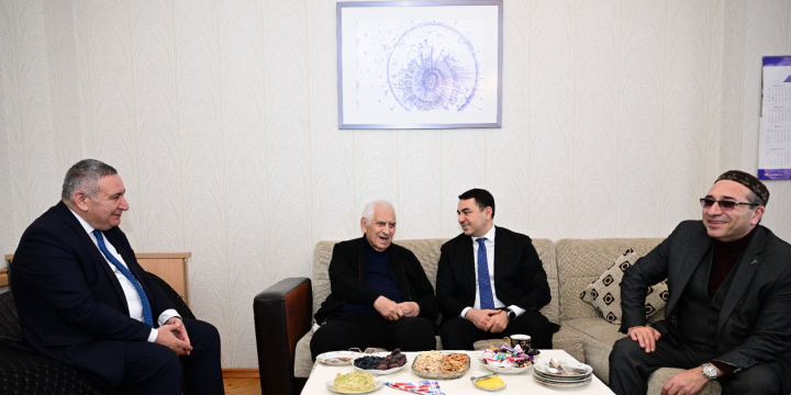 Xalq şairi Nəriman Həsənzadə yubileyi münasibətilə evində ziyarət olunub