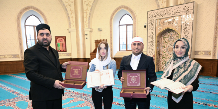Leyla Aliyeva and Alena Aliyeva visit Juma Mosque