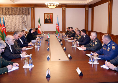 Zakir Həsənov iranlı həmkarı ilə hərbi əməkdaşlığın perspektivlərini müzakirə edib
