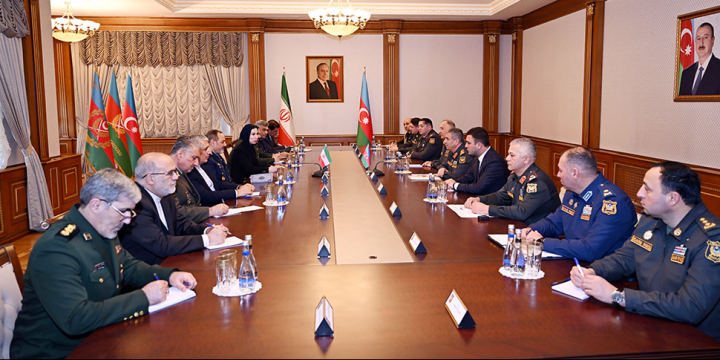 Zakir Həsənov iranlı həmkarı ilə hərbi əməkdaşlığın perspektivlərini müzakirə edib