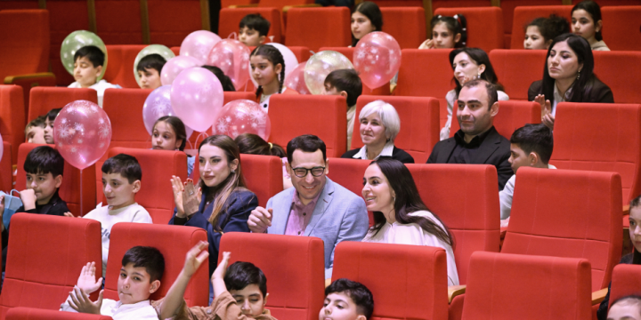 Heydər Əliyev Fondunun vitse-prezidenti Leyla Əliyeva və Alena Əliyeva Gəncə Dövlət Dram Teatrında “İsi və Piti” animasiya serialının premyerasında olublar