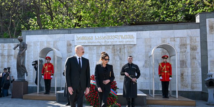 Prezident İlham Əliyev və Birinci xanım Mehriban Əliyeva Tbilisidə Qəhrəmanlar Memorialını ziyarət ediblər