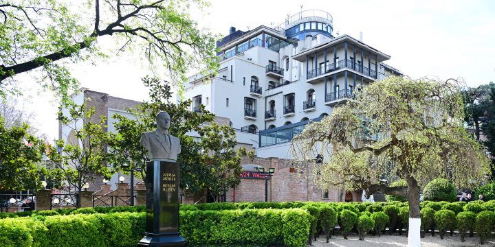 Prezident İlham Əliyev və Birinci xanım Mehriban Əliyeva Tbilisidə Ümummilli Lider Heydər Əliyevin abidəsini ziyarət ediblər